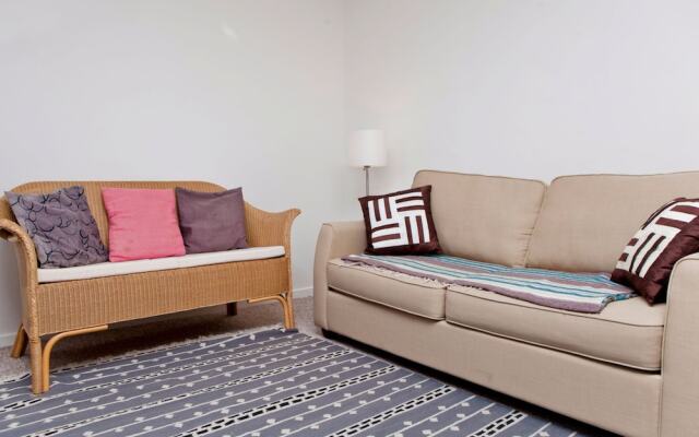 Warm East London Apartment - Sleeps 4