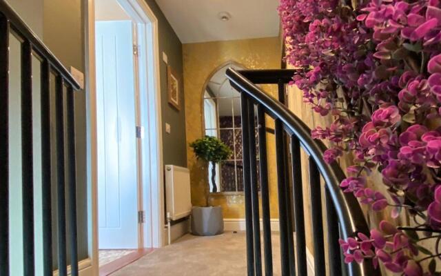 Hambrook House Canterbury - NEW luxury guest house with spa tub