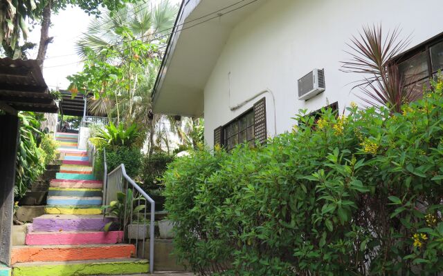 Mountain Breeze Hostel Tagaytay Center