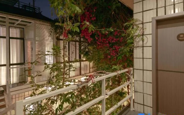 Half-circle coffee hostel