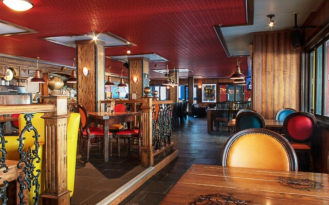 The Bulldog Hotel Silver Star