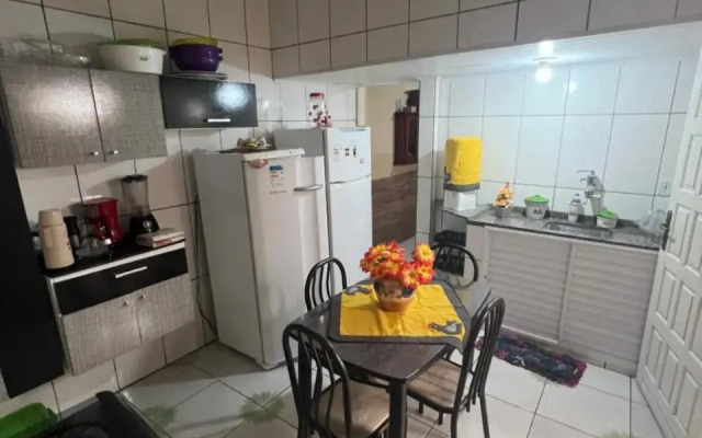 Casa com wi-fi e garagem a 5 minutos da Praia Grande