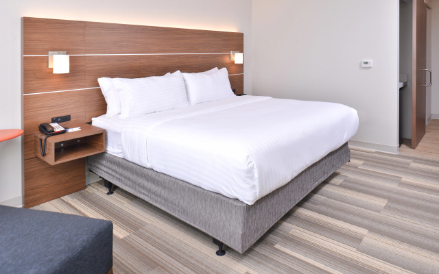 Holiday Inn Express & Suites Omaha Airport