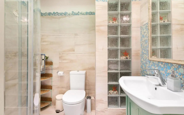 Bright, Calming Retreat With a Balcony Near Metro!
