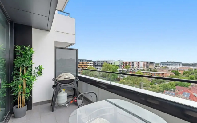 Eclectic 1-bed Apartment With Pool and Gym