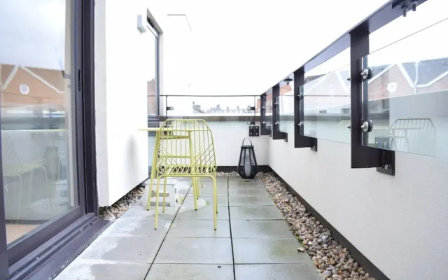 Bright 1 Bedroom Flat in North London With Balcony