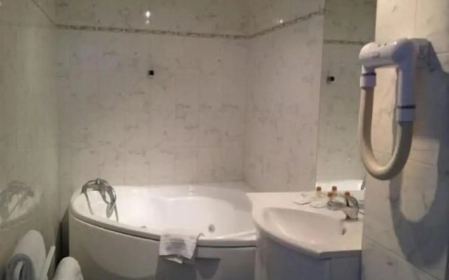 Hotel Mervil Airport