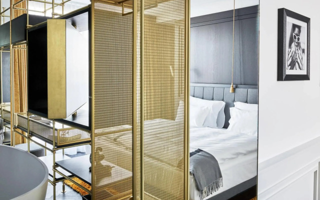 Roomers Munich, Autograph Collection