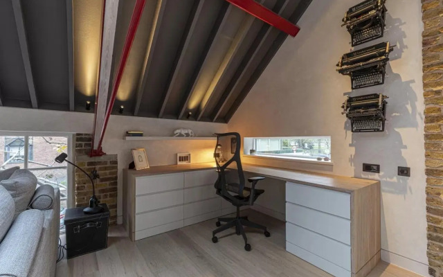 Stylish 2-bed loft apartment near Battersea Park, South London