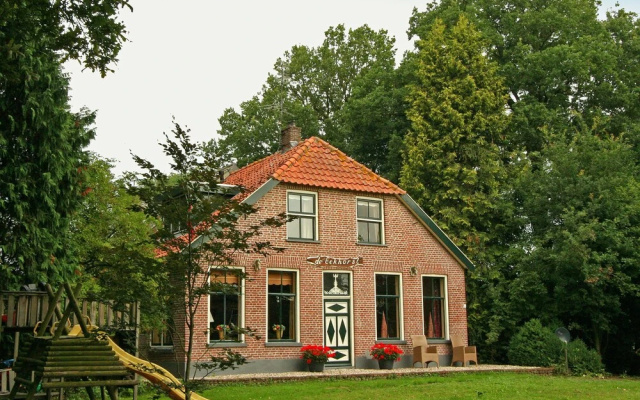 Secluded Farmhouse in Balkbrug with Hot Tub