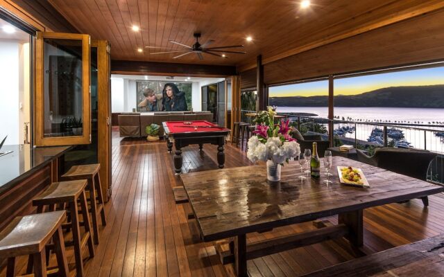 The Boathouse - Luxury Holiday Home with Jacuzzi