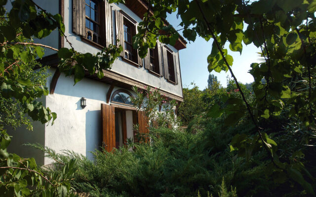 Terrace Houses Sirince - Fig, Olive Clockmakers and Grapevine