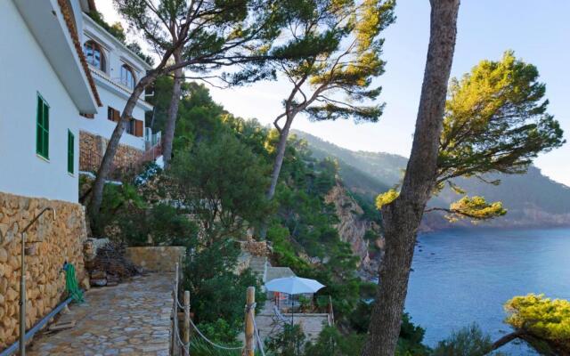 Sea front house with astounding views.