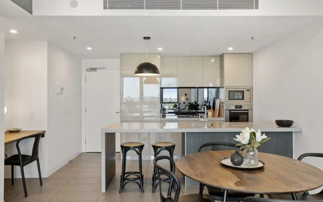 Executive 2-bed With Stadium View, Great Amenities