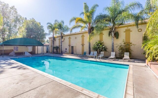 Colonial Pool and Spa Motel
