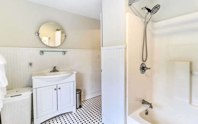 Blakeslee Home w/ Private Hot Tub, 5 Mi to Skiing!