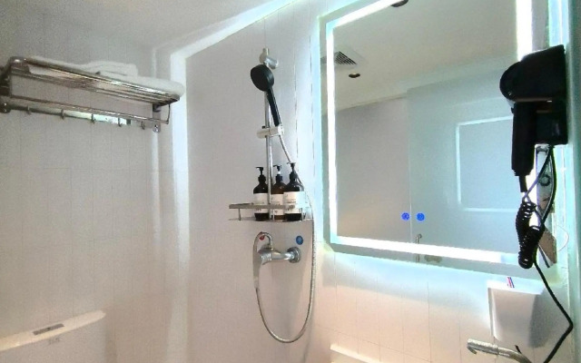 Yinhua Business Hotel (Wuhan Tongyi Street)