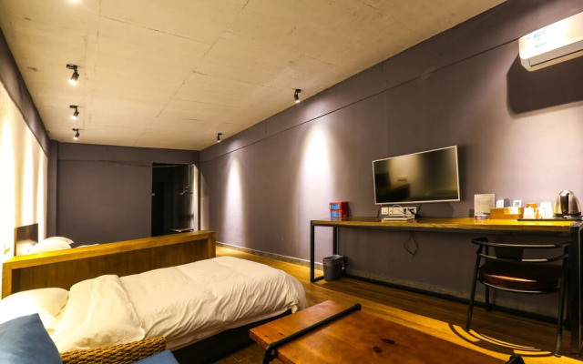 Comma Travel International Youth Hotel