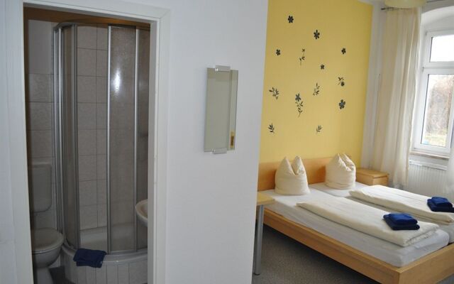 A bed Privatzimmer Dresden - Nichtraucherpension