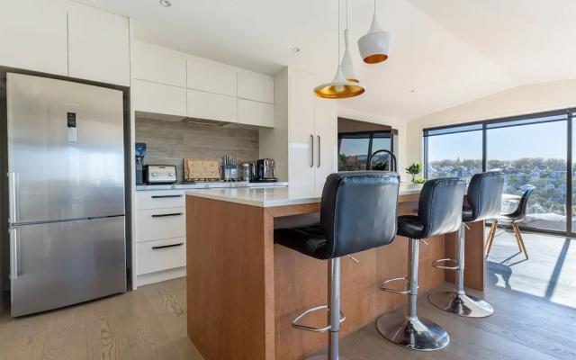 High-end 3BR House - Skytower View