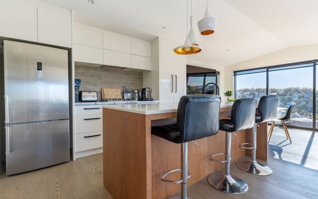 High-end 3BR House - Skytower View