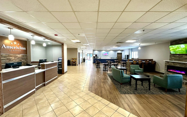 AmericInn & Suites By Wyndham Baraboo Event Center