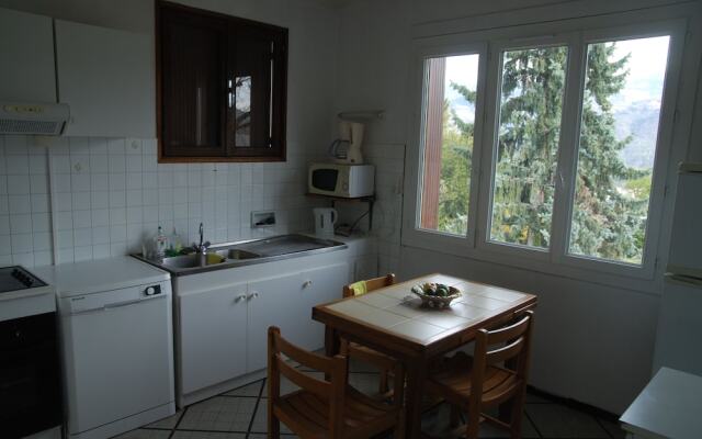 Comfy home for group and family. Wonderful view!