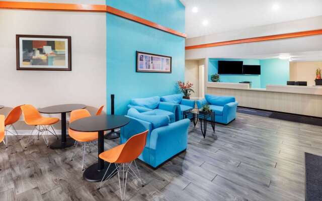 Howard Johnson by Wyndham Houston Hobby Airport