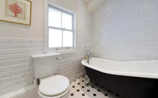 Central London 4BR Queens Park Family Home With Garden