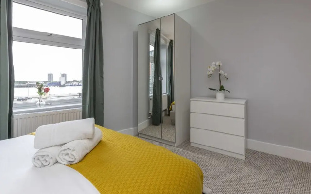 Deluxe Riverview Apartment