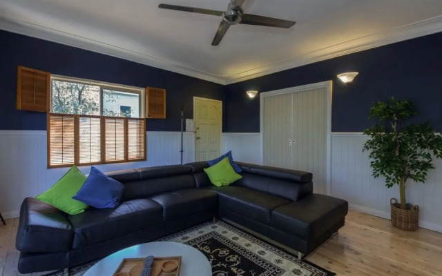 Christmas Bush Avenue, 2/1