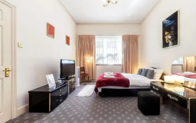 Large 3-bed Apartment in London Kensington Gardens