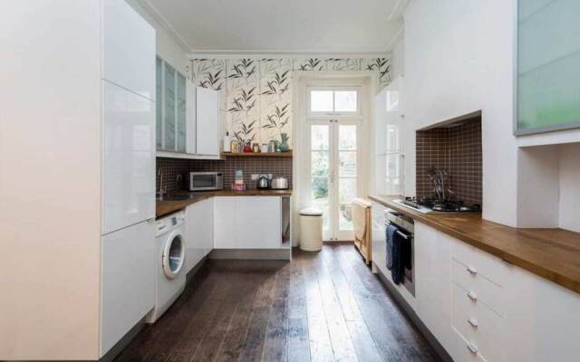 Charming 2 bed Apartment in Queen's Park W/garden