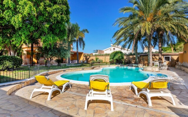 Peaceful Holiday Home in Punta Milocca With Private Pool