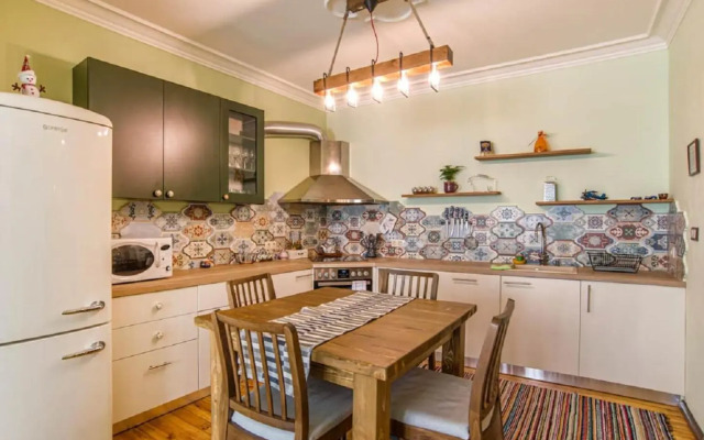 Top Central 2 Bedroom Apartment next to NDK