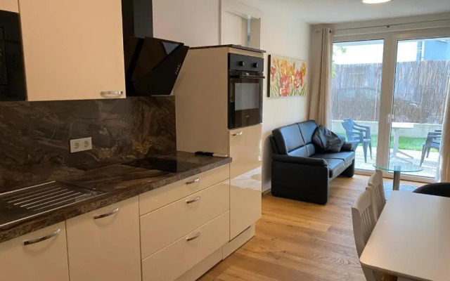 Modern apartment near city center - garden