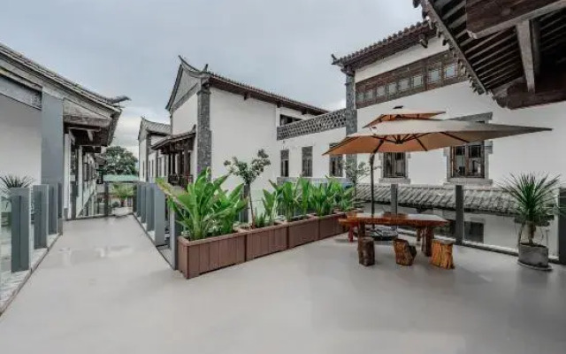 Jianshui Yiyunting Inn