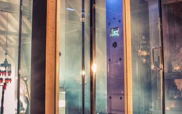 Bijou Hotel / Love and Romance