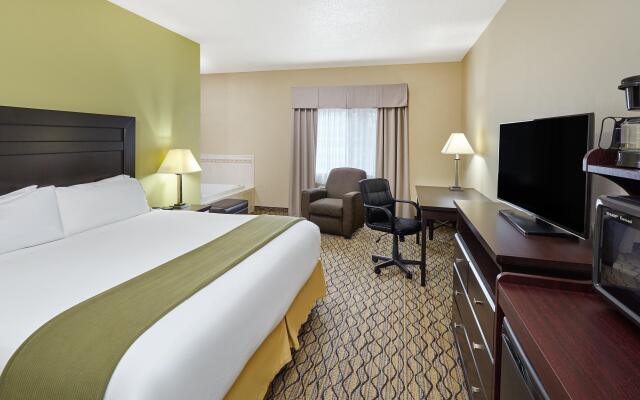 Holiday Inn Express & Suites Chicago-Libertyville by IHG