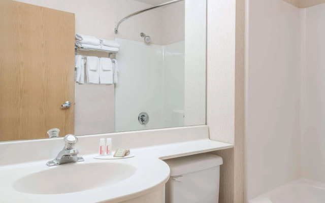 Super 8 By Wyndham Fargo Airport