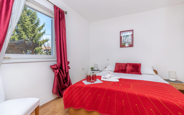 Beach Apartment Alenka Red
