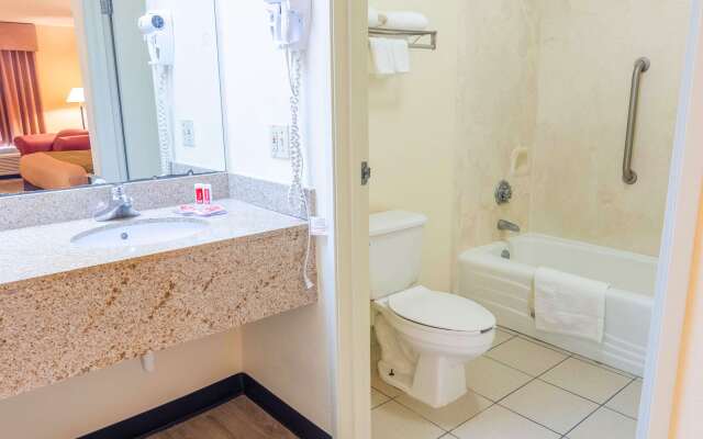 Econo Lodge Inn & Suites