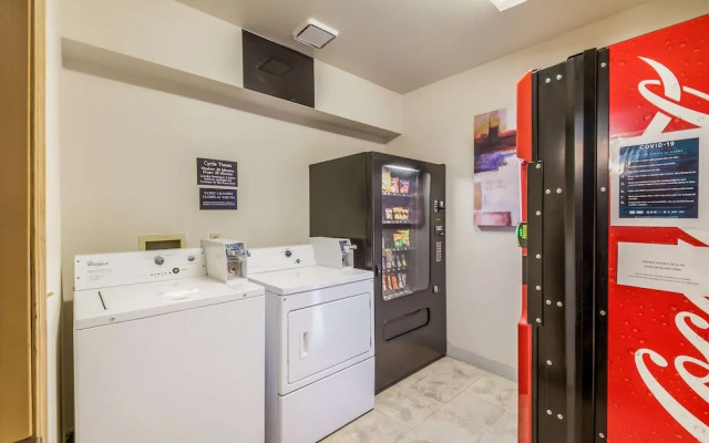 Days Inn and Suites Sequim