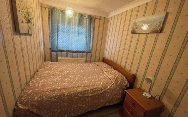 Charming Basildon House With 3 Bedroom Near Town