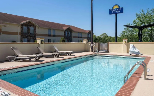 Days Inn & Suites By Wyndham Commerce