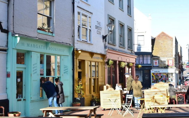 Seascape Retreat with Parking