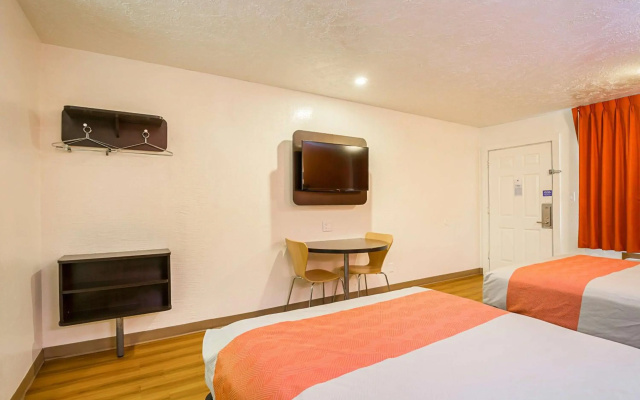 Motel 6 Madisonville, TX