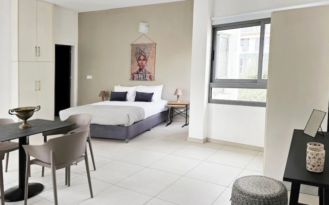 Phaedrus Living: Ledras Residences 201