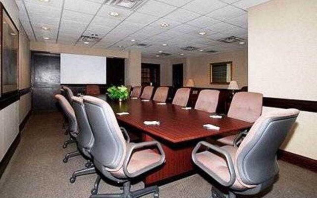 Quality Hotel & Suites Cincinnati Central