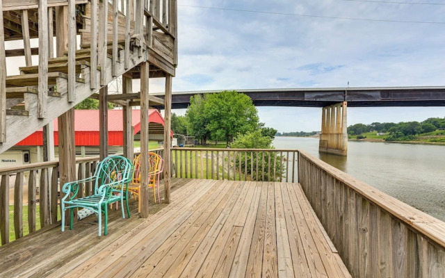 Tennessee River Retreat: Multi-level Deck & Views